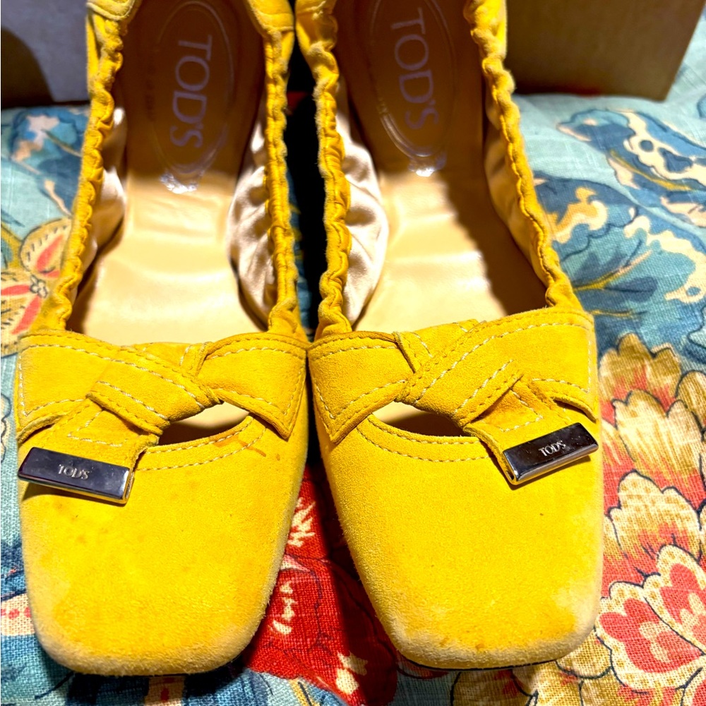 Tod’s yellow elasticized flat size 8